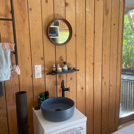 Maison-cabane Dans Un Site Classe Du Conservatoire Du Littoral *