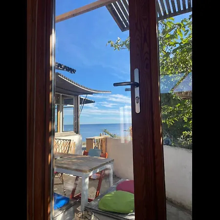 Maison-cabane Dans Un Site Classe Du Conservatoire Du Littoral