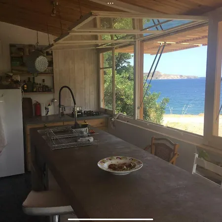 Maison-cabane Dans Un Site Classe Du Conservatoire Du Littoral Port Vendres