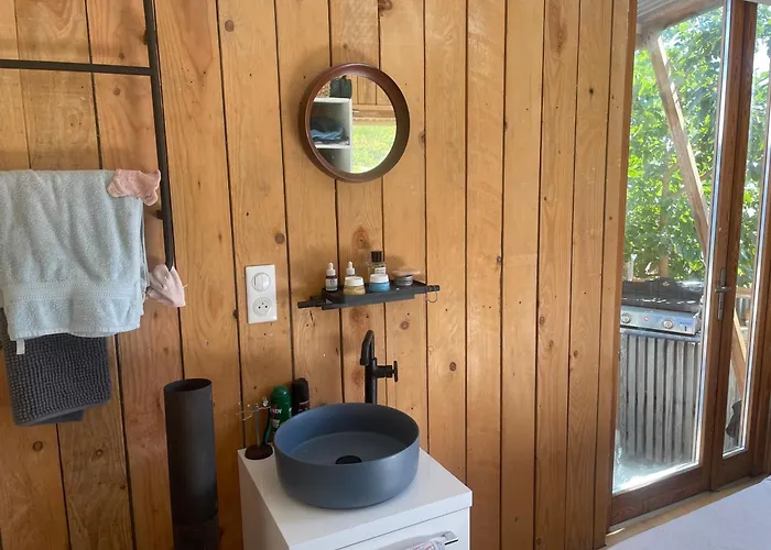 Maison-cabane Dans Un Site Classe Du Conservatoire Du Littoral *
