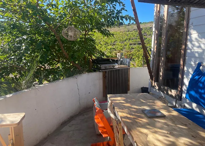 Maison-cabane Dans Un Site Classe Du Conservatoire Du Littoral * Port Vendres