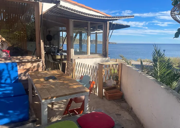 Maison-cabane Dans Un Site Classe Du Conservatoire Du Littoral *