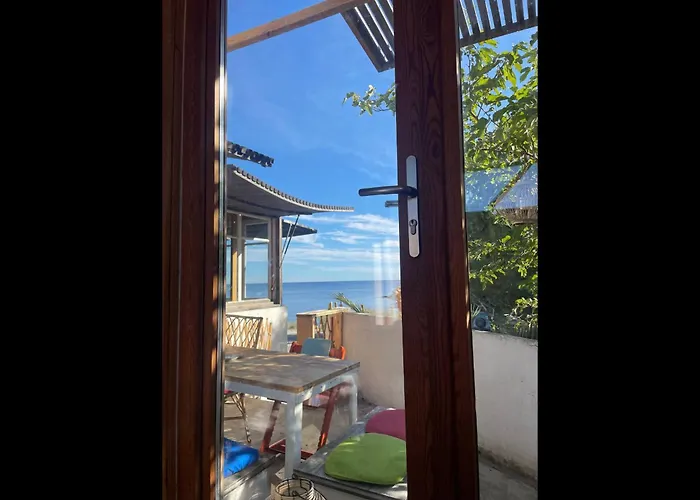 Maison-cabane Dans Un Site Classe Du Conservatoire Du Littoral