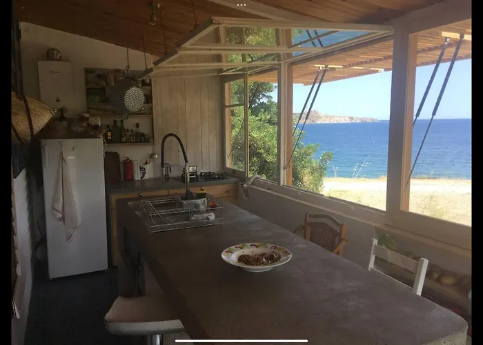 Maison-cabane Dans Un Site Classe Du Conservatoire Du Littoral Port Vendres